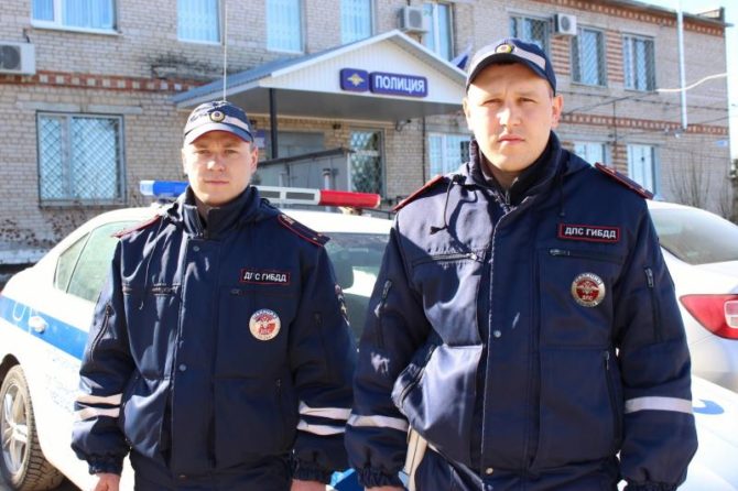 В Пермском крае сотрудники Госавтоинспекции спасли из загоревшегося дома пожилую женщину
